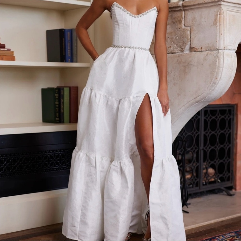 V. Chapman - The Vivian Dress in White Windsor Brocade Size 4 - Dry Cleaned!